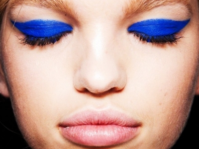 Cobalt-Blue-eyeshadow-on-model-Daphne-Groenfeld