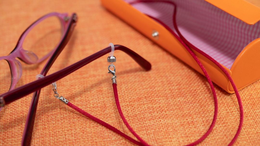 Trendy Eyes: Why You Need an Eyeglass Chain